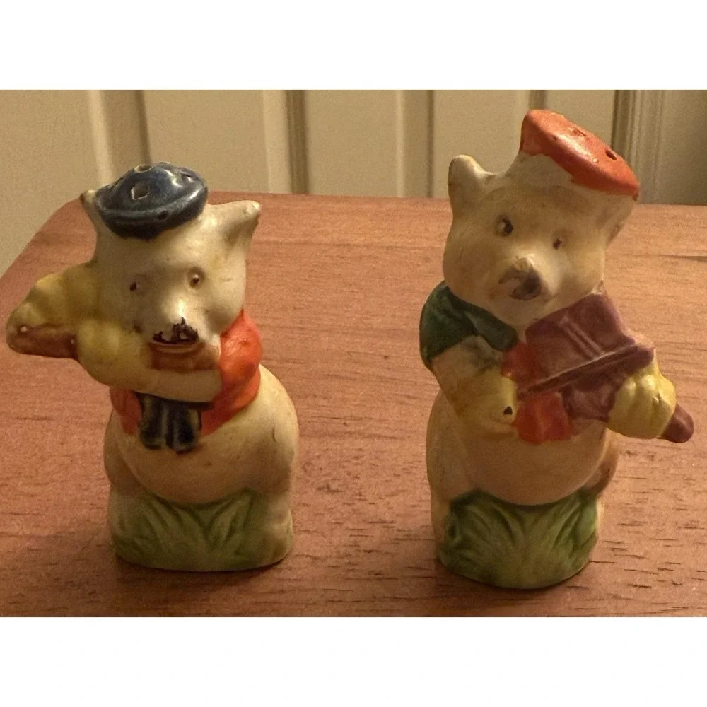 Vintage Three Little Pigs Playing Music Salt and Pepper Shakers Japan‎